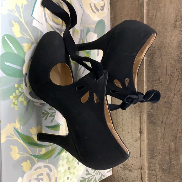 Dolce by Mojo Moxy Bowtie Heels - Picture 2 of 4